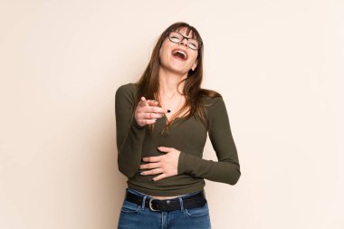 Çok gülümseyen koyu sarı zemin üzerine genç kadın