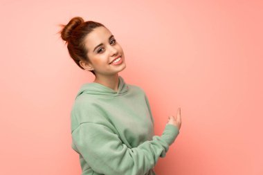 Kazak geri işaret ile genç Kızıl saçlı kadın