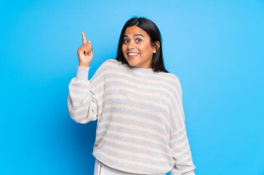 Parmak kaldırma sırasında belgili tanımlık eriyik ile kazak niyetinde Kolombiyalı genç kız anlar