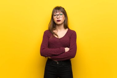 Sarı wall portre üzerinde gözlüklü kadın