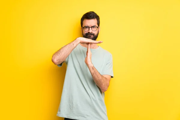 Homme Barbe Chemise Verte Faisant Geste Arrêt Avec Main Pour — Photo