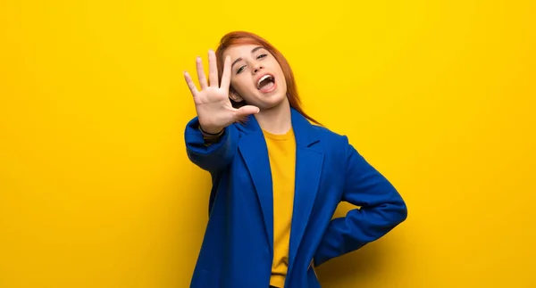 Young Redhead Woman Trench Coat Counting Five Fingers — Stock Photo, Image