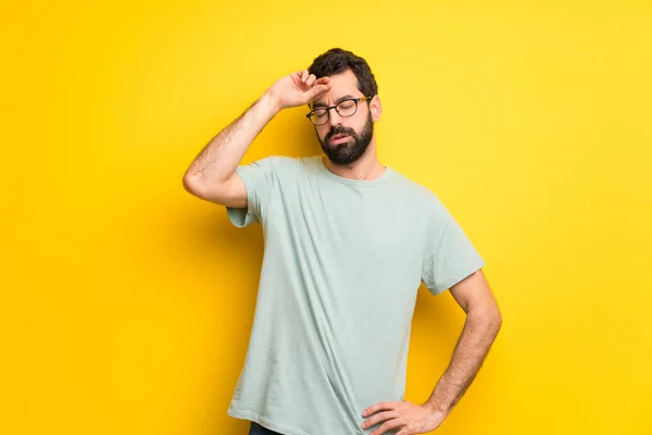 Homem Com Barba Camisa Verde Com Expressão Cansada Doente — Fotografia de Stock