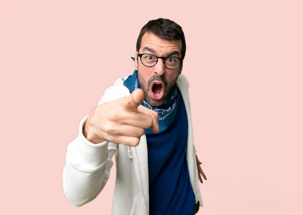 Hombre Guapo Con Gafas Frustradas Por Una Mala Situación Apuntando —  Fotos de Stock