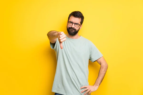 Hombre Con Barba Camisa Verde Mostrando Pulgar Hacia Abajo Signo —  Fotos de Stock