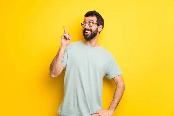 Muž Plnovousem Zelenou Košilí Který Hodlá Vyrozřešit Řešení Při Zdvihání — Stock fotografie