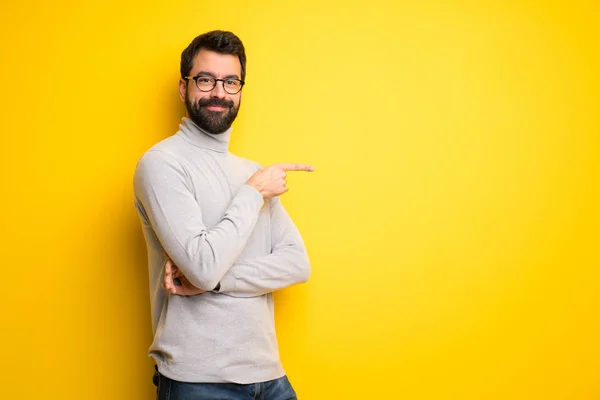 Man Beard Turtleneck Pointing Finger Side Lateral Position — Stock Photo, Image