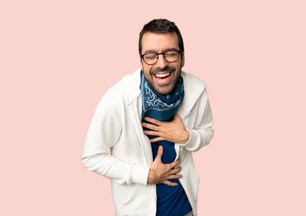 Hombre Guapo Con Gafas Sonriendo Mucho Mientras Pone Las Manos —  Fotos de Stock