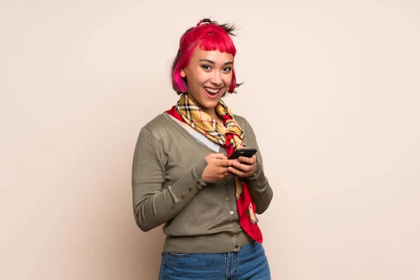 Jovem Com Cabelo Rosa Sobre Parede Amarela Enviando Uma Mensagem — Fotografia de Stock