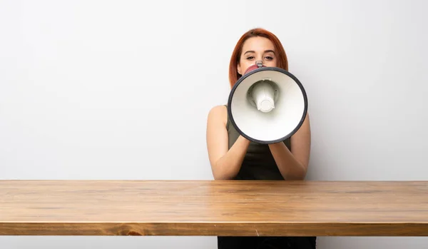 Jonge Roodharige Vrouw Aan Balie Schreeuwen Door Een Megafoon — Stockfoto