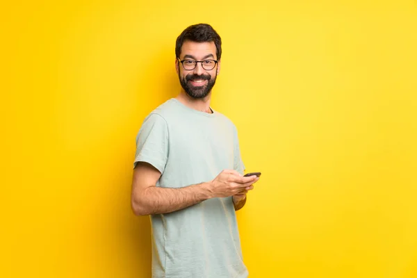 Hombre Con Barba Camisa Verde Enviando Mensaje Con Móvil — Foto de Stock