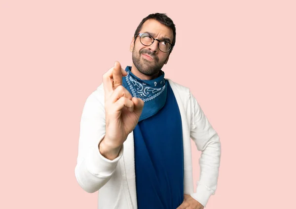 Hombre Guapo Con Gafas Con Dedos Cruzando Deseando Mejor Sobre —  Fotos de Stock