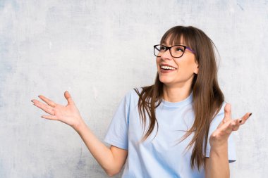 Sürpriz yüz ifadesi grunge zemin üzerine genç kadın