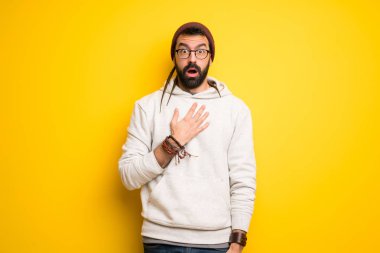 Hippi adam şaşırttı ve doğru bakarken şok dreadlocks ile