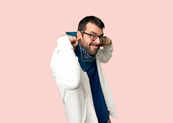 Hombre Guapo Con Gafas Que Cubren Ambas Orejas Con Las —  Fotos de Stock