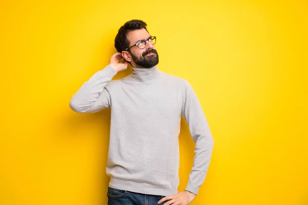 Homme Avec Barbe Col Roulé Ayant Des Doutes Tout Grattant — Photo