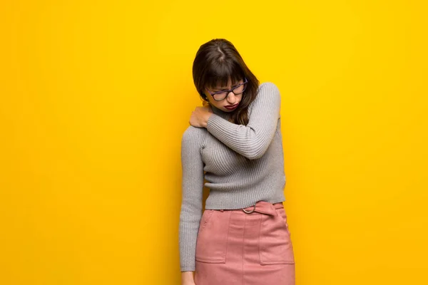 Woman Glasses Yellow Wall Suffering Pain Shoulder Having Made Effort — Stock Photo, Image