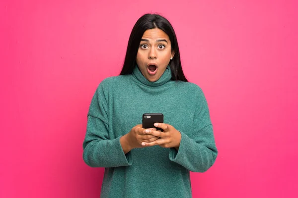 Young Colombian Girl Green Sweater Surprised Sending Message — Stock Photo, Image