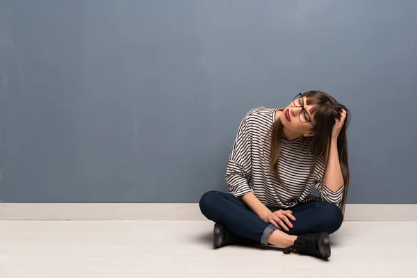 Frau Mit Brille Sitzt Auf Dem Boden Und Drückt Frustration — Stockfoto