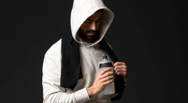 Spor adam koyu arka plan üzerinde