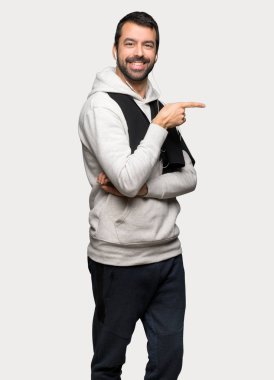 İzole gri arka planda lateral pozisyonda parmak işaret spor adam