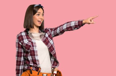 Genç bir işçi kadın uzak izole pembe işaret