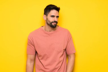 Sakallı yakışıklı bir adamın portresi.