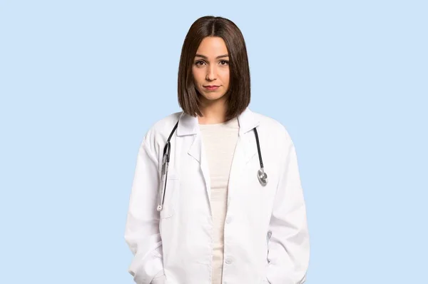 Mladý Lékař Žena Portrét Izolované Modré Pozadí — Stock fotografie