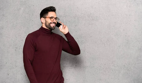 Όμορφος Άνδρας Γυαλιά Που Κρατώντας Μια Συνομιλία Κινητό Τηλέφωνο Πάνω — Φωτογραφία Αρχείου