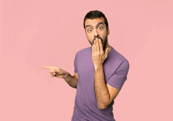 Hombre Guapo Apuntando Con Dedo Hacia Lado Con Una Cara —  Fotos de Stock