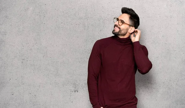 Hombre Guapo Con Gafas Pensando Una Idea Mientras Rasca Cabeza — Foto de Stock