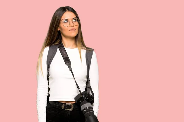 Joven Fotógrafa Mirando Hacia Arriba Con Cara Seria Sobre Fondo —  Fotos de Stock