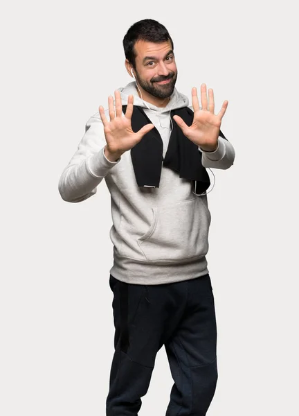 Спортивный Человек Считает Десять Пальцами Изолированном Сером Фоне — стоковое фото