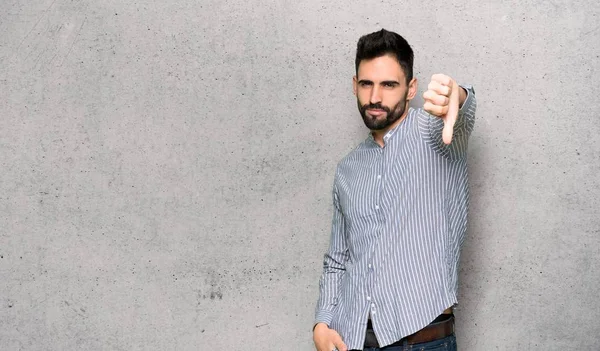 Elegantní Muž Košile Ukazuje Palec Dolů Cedulka Negativní Výraz Texturou — Stock fotografie