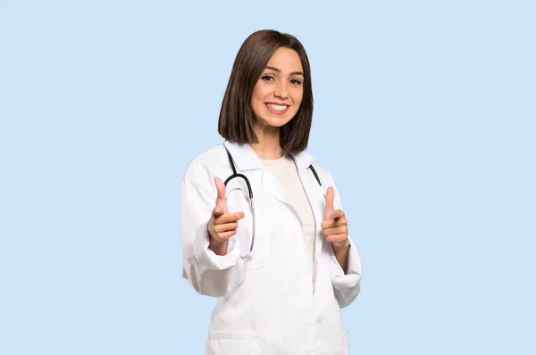 Νέος Γιατρός Γυναίκα Σημεία Δάχτυλό Σας Ενώ Χαμογελά Απομονωμένες Μπλε — Φωτογραφία Αρχείου