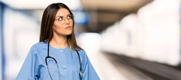 Молодая Медсестра Смотрит Вверх Серьезным Лицом Больнице — стоковое фото
