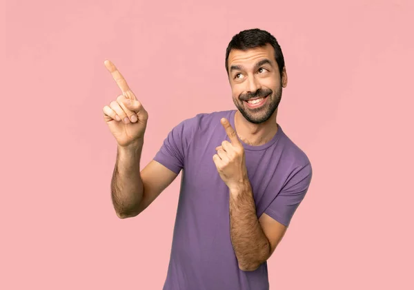 Schöner Mann Der Mit Dem Zeigefinger Zeigt Und Auf Isolierten — Stockfoto