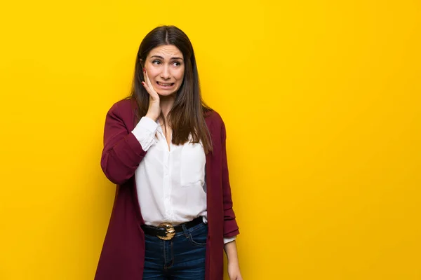 Young Woman Yellow Wall Toothache — Stock Photo, Image