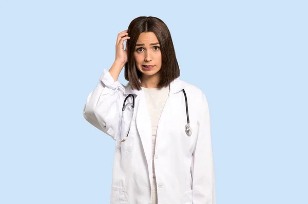 Giovane Medico Donna Avendo Dubbi Isolato Sfondo Blu — Foto Stock