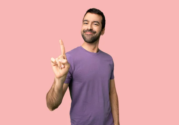 Красивий Чоловік Показує Піднімає Палець Знак Найкращого Ізольованому Рожевому Фоні — стокове фото