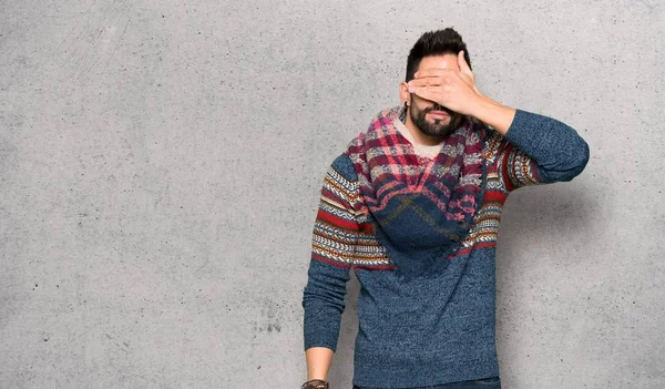 Hippie Mann Der Die Augen Mit Den Händen Verdeckt Ich — Stockfoto