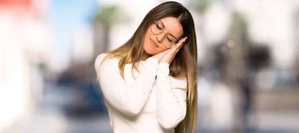 Jolie Femme Avec Des Lunettes Faisant Geste Sommeil Dans Une — Photo