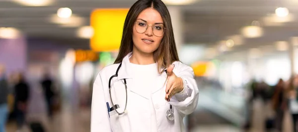 年轻的医生妇女握手 因为她在一家医院里达成了一笔好交易 — 图库照片