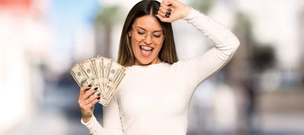 Mujer Bonita Con Gafas Tomando Montón Dinero Aire Libre —  Fotos de Stock