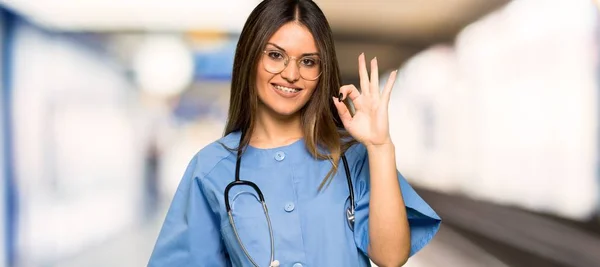 Jovem Enfermeira Mostrando Sinal Com Dedos Hospital — Fotografia de Stock