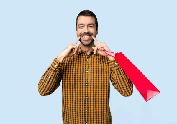 Man Met Boodschappentassen Glimlachend Met Een Gelukkige Aangename Expressie Geïsoleerde — Stockfoto