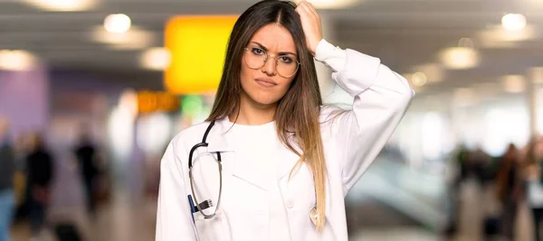 年轻的医生妇女在医院里表现出沮丧和不理解的表情 — 图库照片
