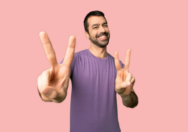 Hombre Guapo Sonriendo Mostrando Signo Victoria Con Ambas Manos Sobre —  Fotos de Stock