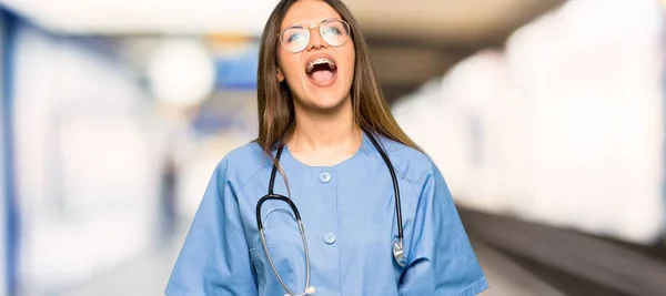 Jovem Enfermeira Gritando Para Frente Com Boca Bem Aberta Hospital — Fotografia de Stock