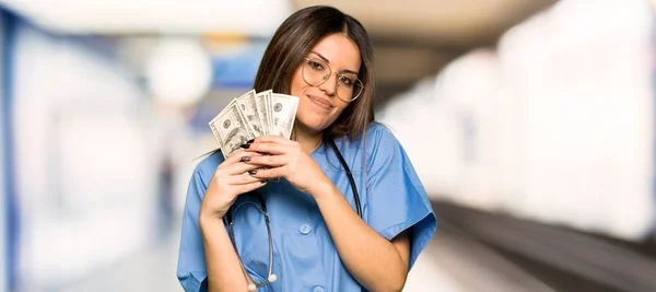 Jovem Enfermeira Levando Muito Dinheiro Hospital — Fotografia de Stock